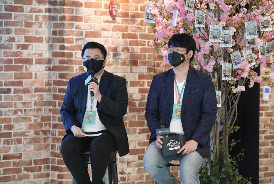 이용자 질의에 답변하고 있는 이인규 넷마블네오 기획팀장(왼쪽), 박윤모 넷마블 사업부장. 넷마블 제공